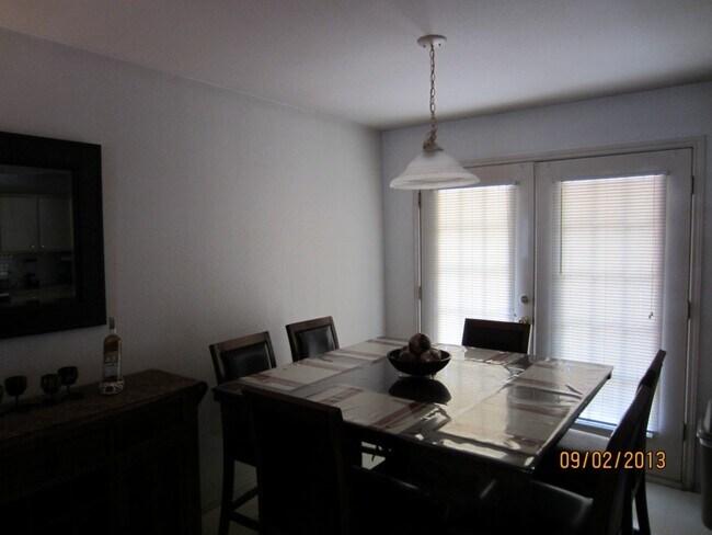Building Photo - 208 Shant St