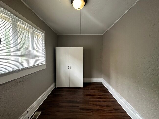 Foto del edificio - Large 3 bedroom unit just blocks from down...