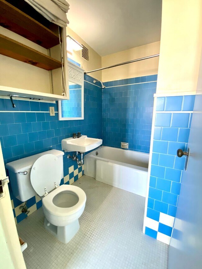 Building Photo - Spacious Studio in Historic Lafayette Buil...