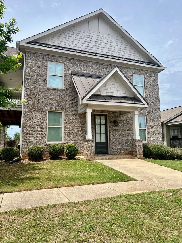 Foto del edificio - Spacious 3 Bedroom 3.5 Bath Available Fall...