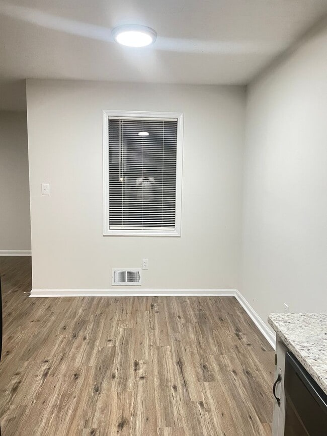 Building Photo - 811 Graham Rd