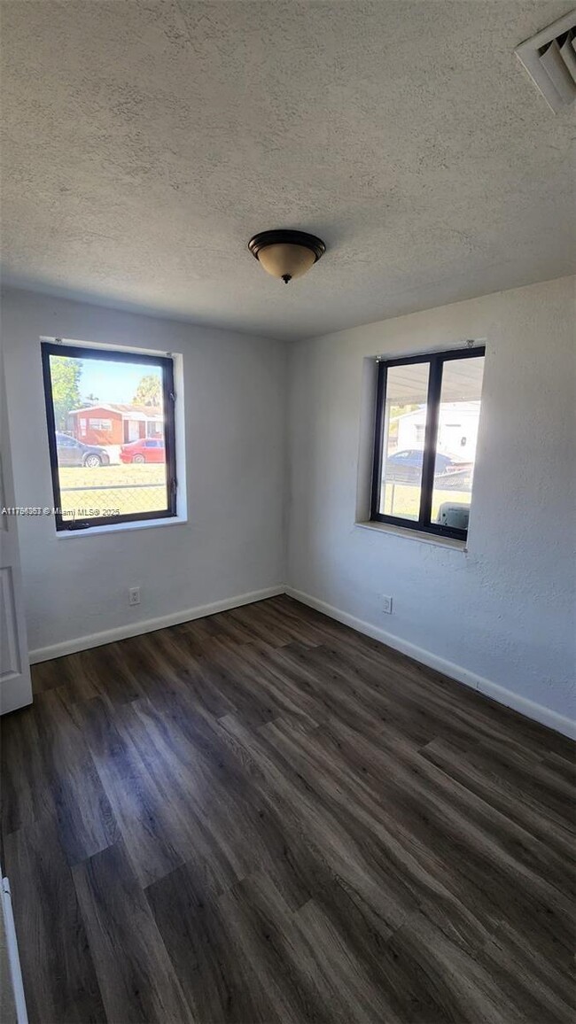 Foto del edificio - 731 Phippen Waiters Rd
