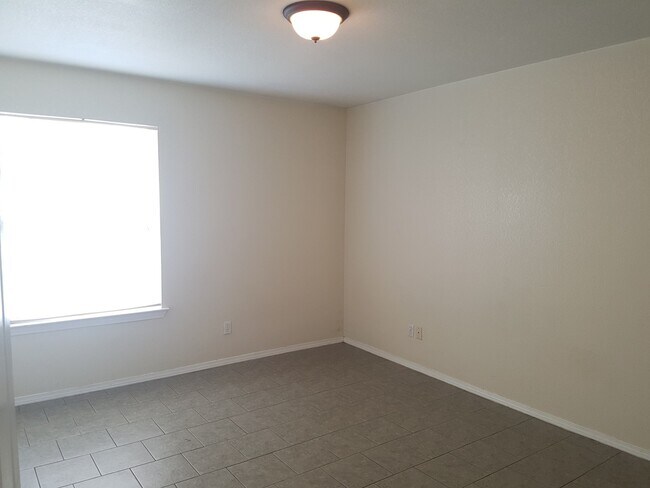 Building Photo - Very Nice and Efficient Duplex in Weatherford
