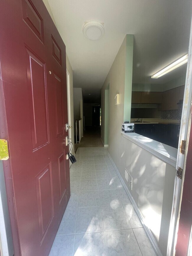 Foto del edificio - 3 LEVEL TOWNHOUSE WITH FULL BASEMENT WITH FULL BATH