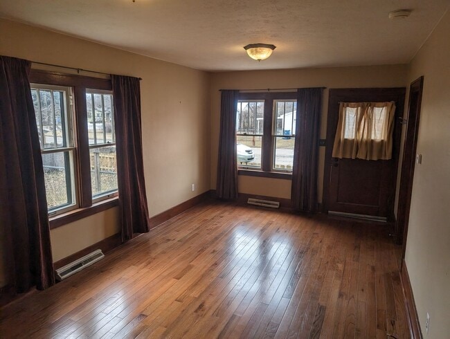 Building Photo - Cozy, Pet Friendly Northside Home