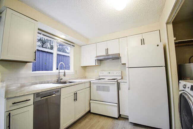 Foto del edificio - Newly Updated 2 BR Townhouse Apartment in SW Portland!