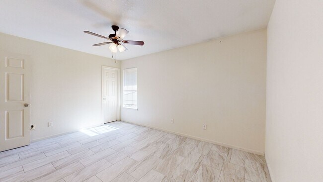 Building Photo - ALL TILE 3 BEDROOM DUPLEX ONLY $1,350 + 2 ...