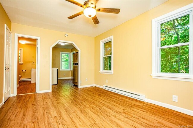 Building Photo - 18 Oriole St