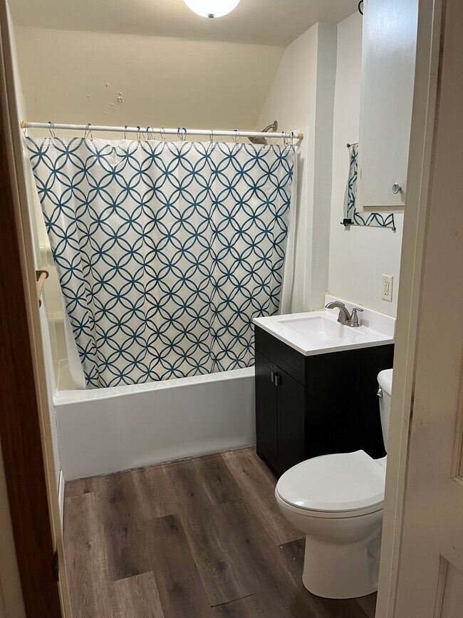 Baño - 455 S Arch Ave