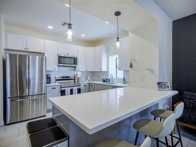 Foto del edificio - Fully Furnished 3-Bedroom Home with Security & Modern Upgrades