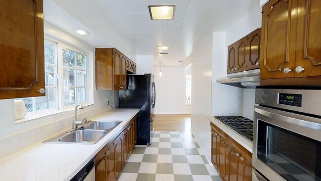 Foto del edificio - Gated 3-Bed, 3-Bath Gem with Dual Primary ...