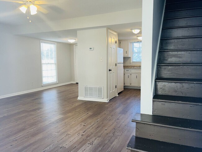 Building Photo - 17 Curran Ave