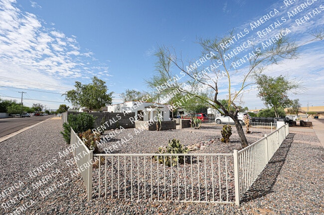 Building Photo - 2047 E Virginia Ave