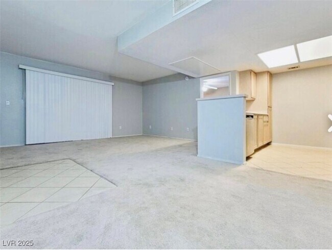 Foto del edificio - 8070 W Russell Rd