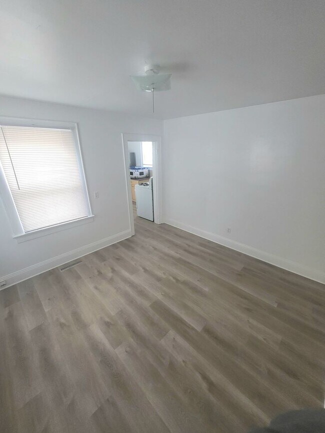 Foto del edificio - Large 2 BDRM 1 BA single family home across from the Beach!