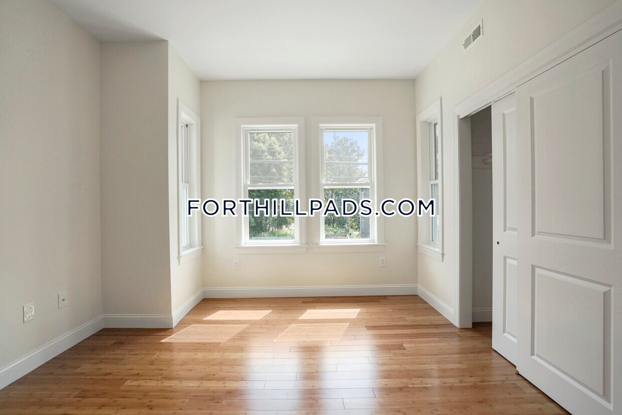 Primary Photo - 137 Thornton St