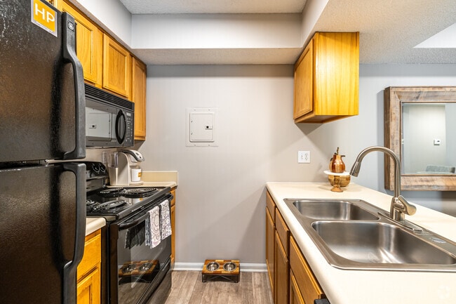 The Lakeview Loft - Kitchen - Hunter's Pointe Apartments