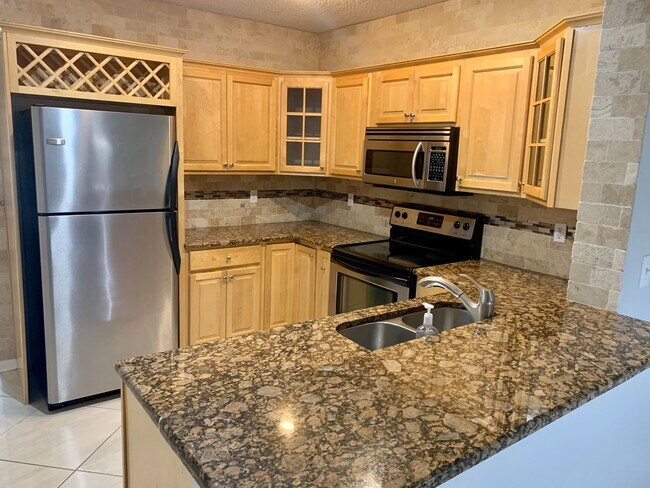 Foto del edificio - SPACIOUS, BEAUTIFUL 3 BEDROOM 2.5 BATH TOW...