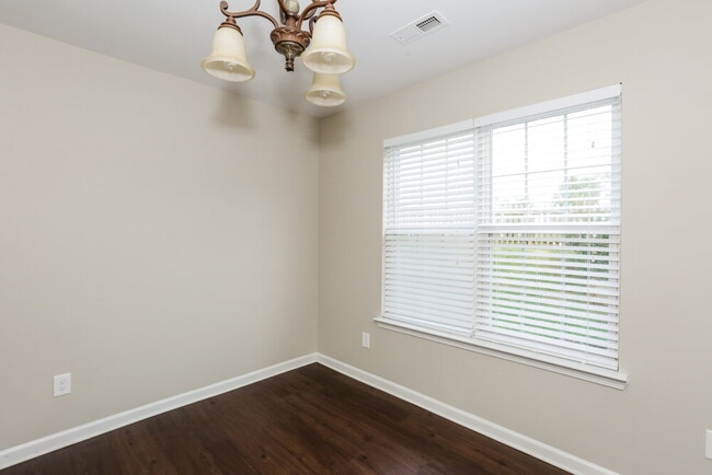 Foto del edificio - 1424 Jabbok Pl NW