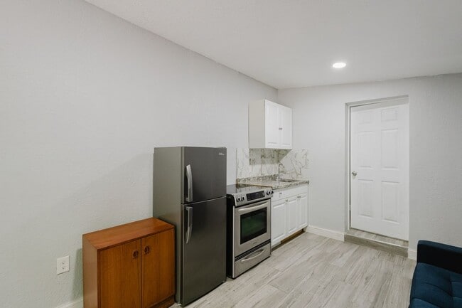 Building Photo - 1550 NE 41st Ct