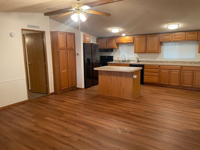 Foto del edificio - Lakefront Living In McConihe Flats!!