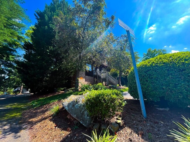 Building Photo - Beautiful 3-story 2 bedroom, 2 1/2 bathroom townhome in Winston Salem