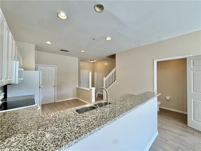 Building Photo - 912 Hampton Cir