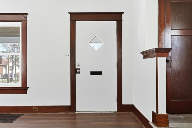 Foto del edificio - 223 Elmhurst Rd