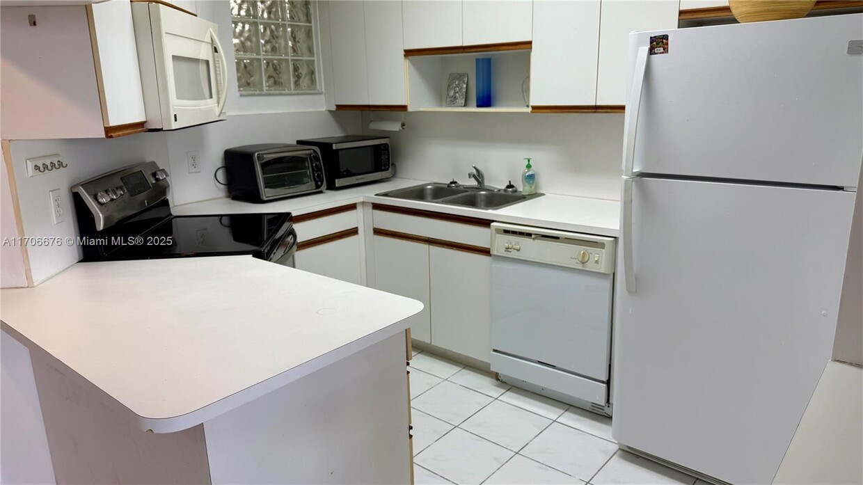 Primary Photo - 9156 Collins Ave