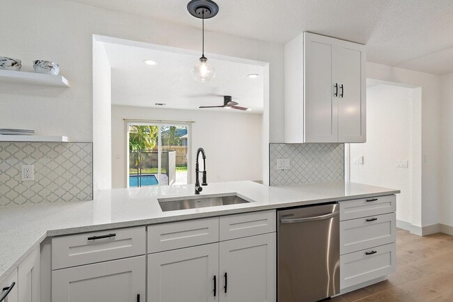 Building Photo - 549 NW Salina Terrace