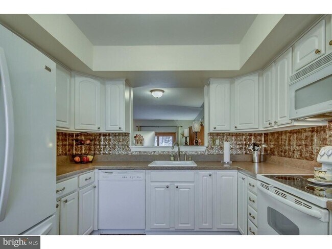 Building Photo - 996 Beechwood Pl