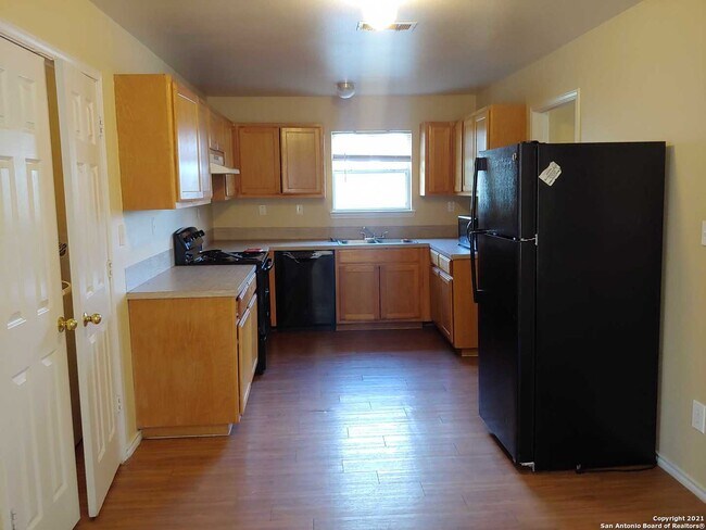 Foto del edificio - 755 River Rd