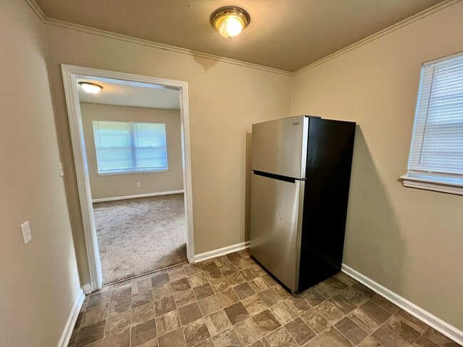 Building Photo - Newly refreshed 2bdr/1bdt house in Kansas ...