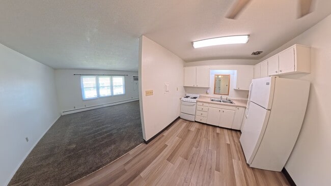 Building Photo - 405 SW Elm St