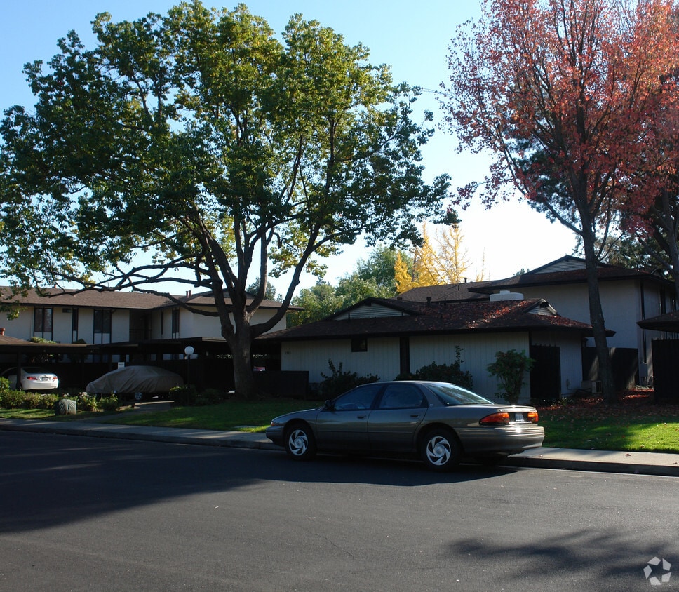 Building Photo - 1963 Desert Cir