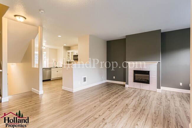 Building Photo - Beautiful 2 Bedroom Townhome Plus Bonus Ro...