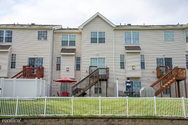 Building Photo - 3 br, 2.5 bath Townhome - 1017 Buckingham Dr