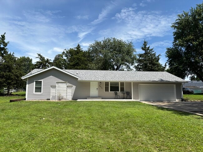 Building Photo - 5570 Clemons Rd