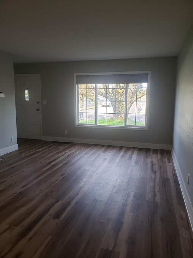 Building Photo - Remodeled Bungalow in Camas!