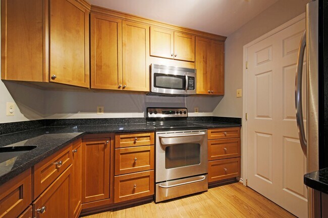 Building Photo - Updated top floor 2br with vaulted ceilings, two balconies and treed views!