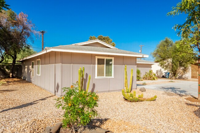 Building Photo - 304 E Balboa Dr