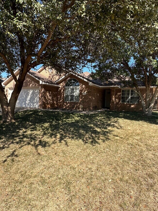 Building Photo - Spacious 3/2/2 - Freshly Updated