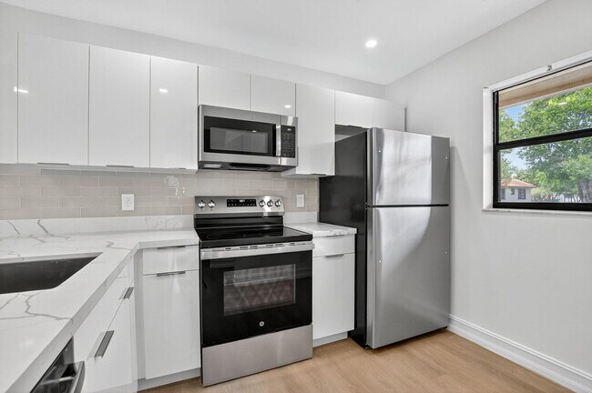Foto del edificio - 6820 Palmetto Cir S