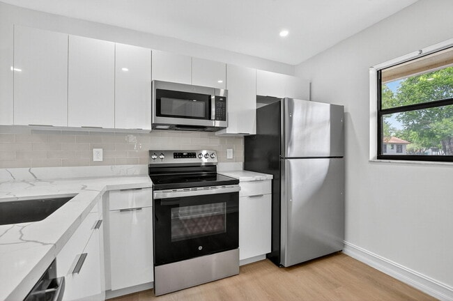 Building Photo - 6820 Palmetto Cir S