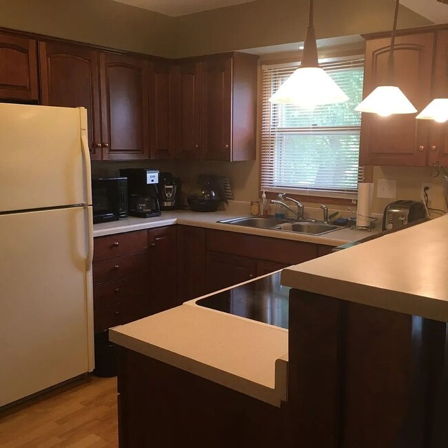 Building Photo - Awesome 3 BR/1 BA End-Unit Townhome in Min...