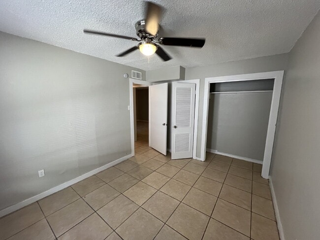 Building Photo - Two Bed/1 Bath, Close to Downtown