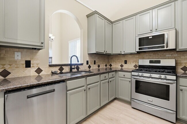 Building Photo - 726 Gardenside Cir SE