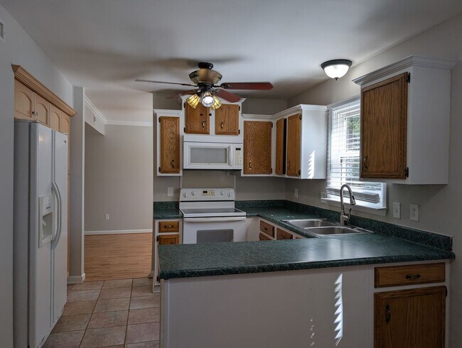 Foto del edificio - Cozy 2 story, 5 bedroom, 3.5 bathroom hous...