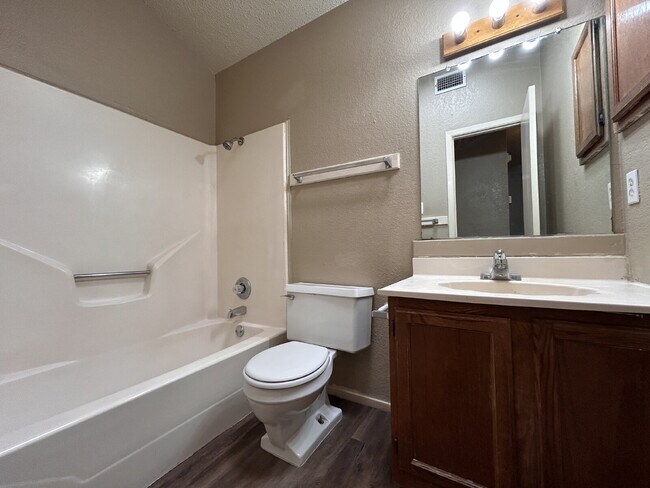 Foto del edificio - nice 2/1 duplex in North Lubbock