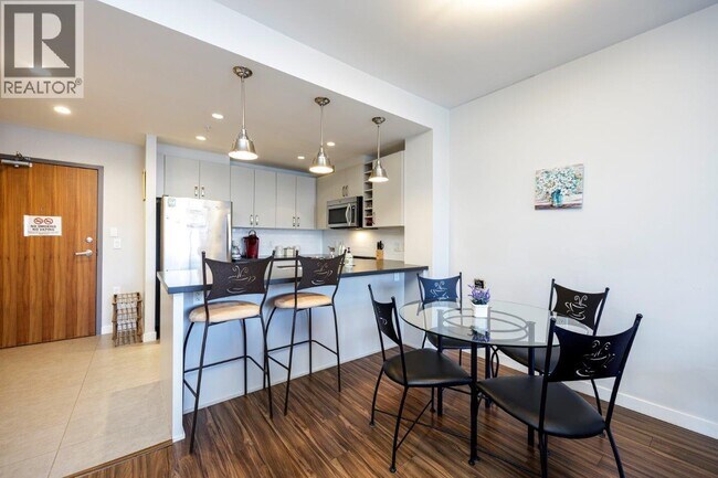 Photo du bâtiment - 215 W 1st St